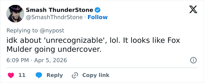 A estrela da TV dos anos 90 aparece usando saia e peruca loira durante as filmagens, parecendo dramaticamente diferente da aparência normal