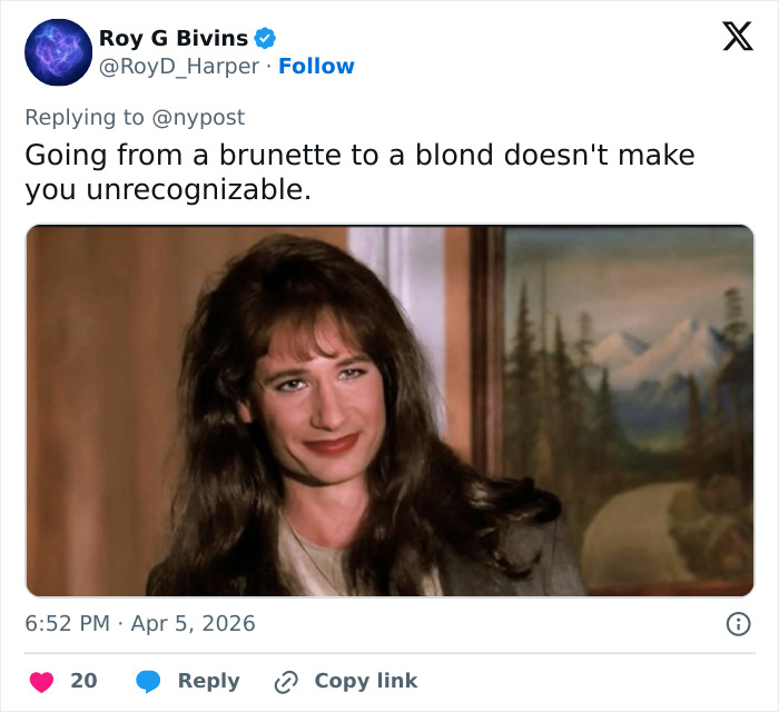 Estrela de TV dos anos 90 usando saia e peruca loira durante as filmagens, parecendo dramaticamente diferente e irreconhecível