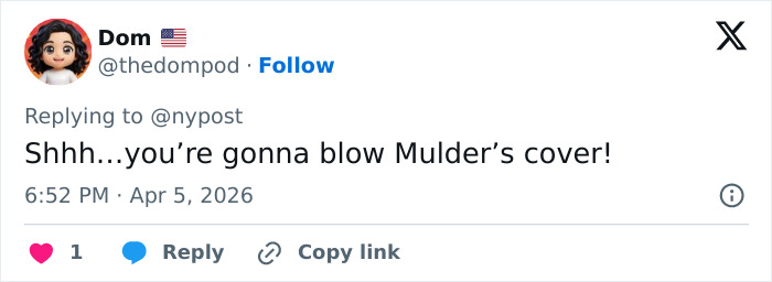 Estrela de TV dos anos 90 usando saia e peruca loira, parecendo irreconhecível enquanto saía durante as filmagens.