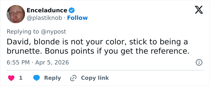Estrela de TV dos anos 90 usando saia e peruca loira, parecendo irreconhecível enquanto saía durante as filmagens.