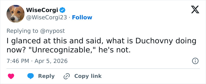 A estrela de TV dos anos 90 usando saia e peruca loira parece irreconhecível enquanto sai durante as filmagens.