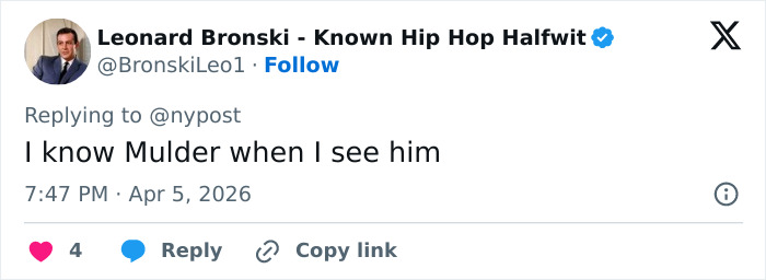 Estrela de TV dos anos 90 usando peruca loira e saia, parecendo irreconhecível enquanto saía durante as filmagens.