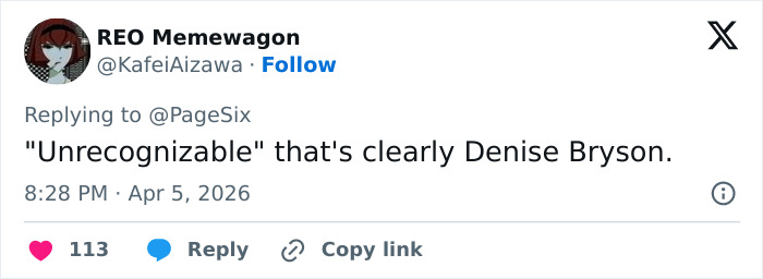 Estrela de TV dos anos 90 usando saia e peruca loira, parecendo irreconhecível enquanto saía durante as filmagens.