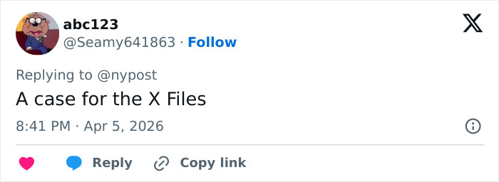 Estrela de TV dos anos 90, vestindo saia e peruca loira, parece irreconhecível durante uma filmagem ao ar livre.