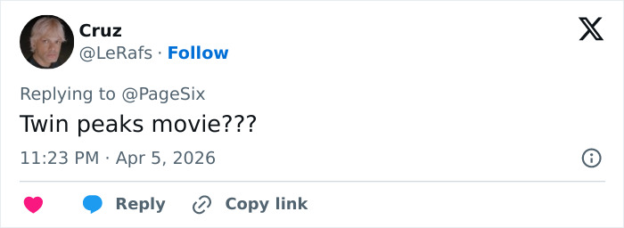 Estrela de TV dos anos 90 usando saia e peruca loira, parecendo irreconhecível enquanto saía durante as filmagens.