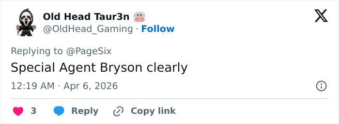 Estrela de TV dos anos 90 usando saia e peruca loira, parecendo irreconhecível enquanto saía durante as filmagens.