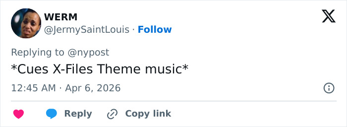 Estrela de TV dos anos 90 usando saia e peruca loira, parecendo irreconhecível enquanto saía durante as filmagens.