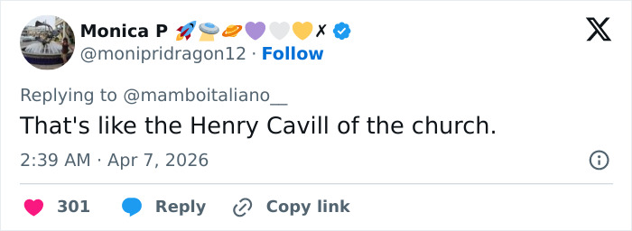 Tweet mencionando o gostoso na procissão de Páscoa espanhola, comparando-o a Henry Cavill em contexto de igreja.