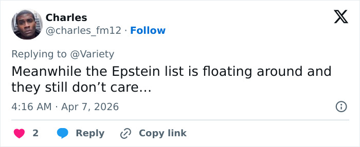 Captura de tela do tweet mostrando um usuário comentando na lista de Epstein em meio às consequências do Kanye West Wireless Festival e retiradas de patrocinadores.