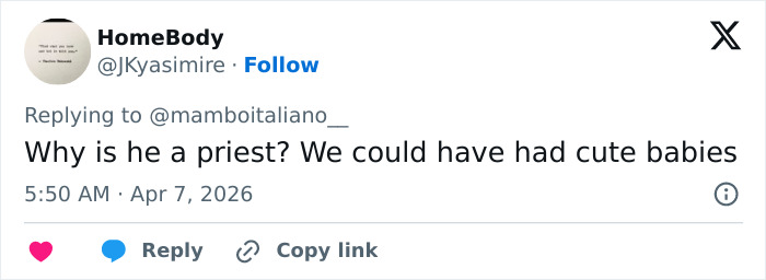 Captura de tela de um tweet brincando sobre um padre durante uma procissão de Páscoa na Espanha, relacionado à discussão sobre gostosas.