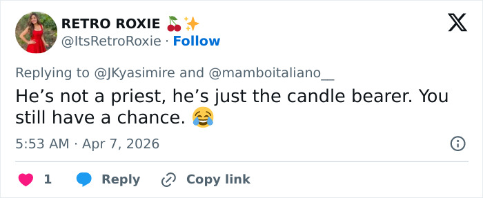 Captura de tela de um tweet brincando sobre a identidade da gostosa na procissão da Páscoa espanhola como portadora de velas.