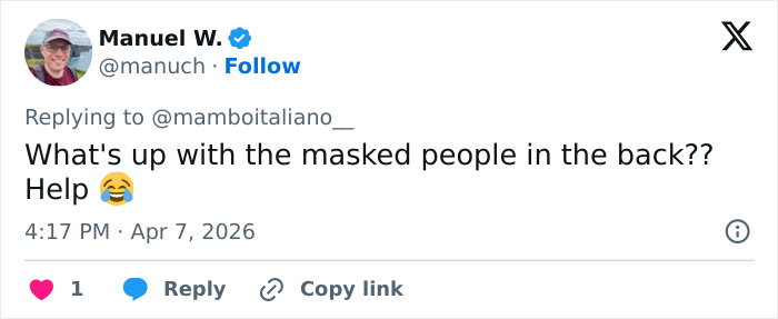 Tweet de Manuel W perguntando sobre pessoas mascaradas ao fundo durante a procissão da Páscoa espanhola discutindo o mistério das gostosas.
