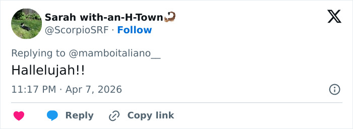 Tweet de Sarah with-an-H-Town expressando entusiasmo com Aleluia reagindo à gostosa procissão espanhola da Páscoa.