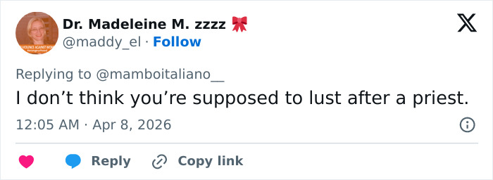 Captura de tela de um tweet comentando com humor sobre a reação da internet à gostosa na procissão de Páscoa espanhola.