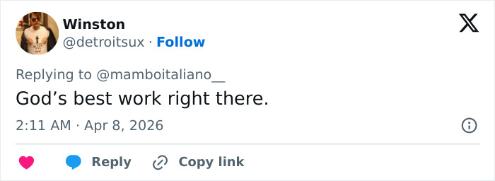 Captura de tela de uma resposta do Twitter elogiando uma pessoa chamada gostosa em uma discussão online viral da procissão da Páscoa espanhola.