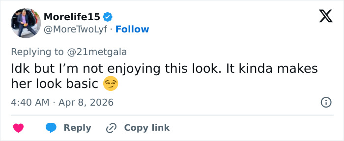 O visual de Sydney Sweeney pela estreia de 'Euphoria' é brutalmente torrado após notificação dos fãs, escolha incomum O visual de Sydney Sweeney pela estreia de 'Euphoria' é brutalmente torrado após notificação dos fãs, escolha incomum