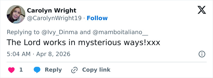 Resposta no Twitter de Carolyn Wright expressando um sentimento religioso sobre uma gostosa procissão de Páscoa na Espanha.