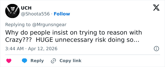 Tweet discutindo os perigos do raciocínio com indivíduos imprevisíveis, relacionados ao intruso de Fairfield visto em vídeo enfrentando o caso do juiz.
