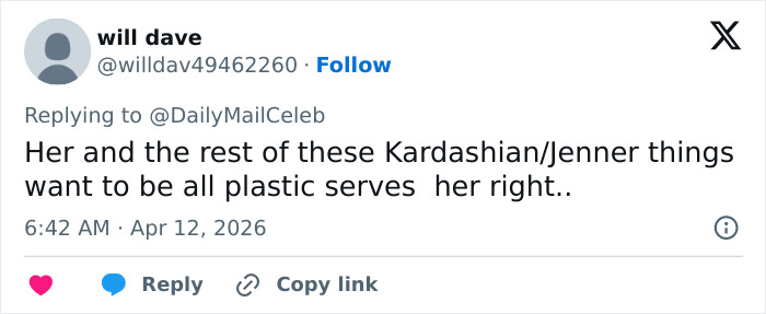 Kylie Jenner desperta preocupação de que seus implantes mamários tenham rompido depois que os fãs notaram detalhes no Coachella Snap Kylie Jenner desperta preocupação de que seus implantes mamários tenham rompido depois que os fãs notaram detalhes no Coachella Snap