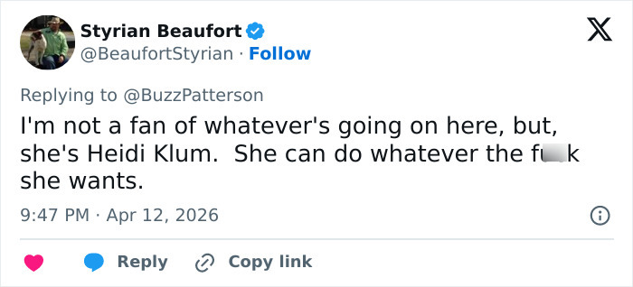 Tweet showing a fan defending Heidi Klum&rsquo;s unrecognizable Coachella 2026 look in an online discussion.