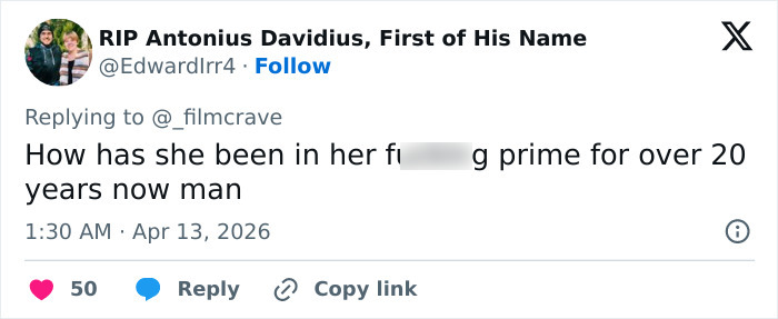 Anne Hathaway intervém para ajudar Michaela Coel a evitar o mau funcionamento do guarda-roupa no tapete vermelho