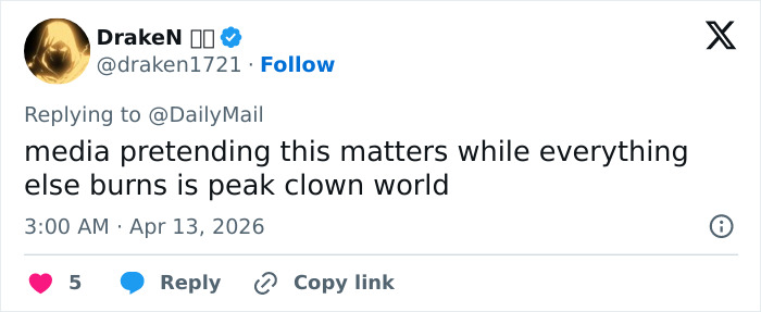 Kylie Jenner desperta preocupação de que seus implantes mamários tenham rompido depois que os fãs notaram detalhes no Coachella Snap Kylie Jenner desperta preocupação de que seus implantes mamários tenham rompido depois que os fãs notaram detalhes no Coachella Snap