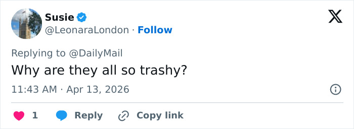 Kylie Jenner desperta preocupação de que seus implantes mamários tenham rompido depois que os fãs notaram detalhes no Coachella Snap Kylie Jenner desperta preocupação de que seus implantes mamários tenham rompido depois que os fãs notaram detalhes no Coachella Snap