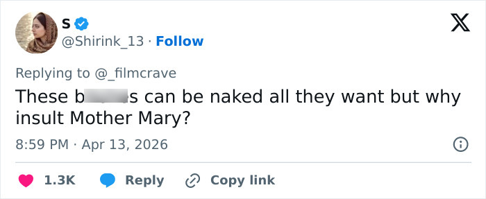 Anne Hathaway intervém para ajudar Michaela Coel a evitar o mau funcionamento do guarda-roupa no tapete vermelho