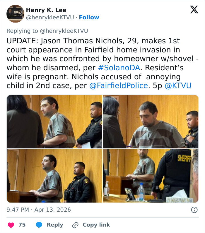 Intruso de Fairfield no tribunal vestindo macacão listrado, guardado por policiais durante a primeira aparição no caso de invasão de casa.