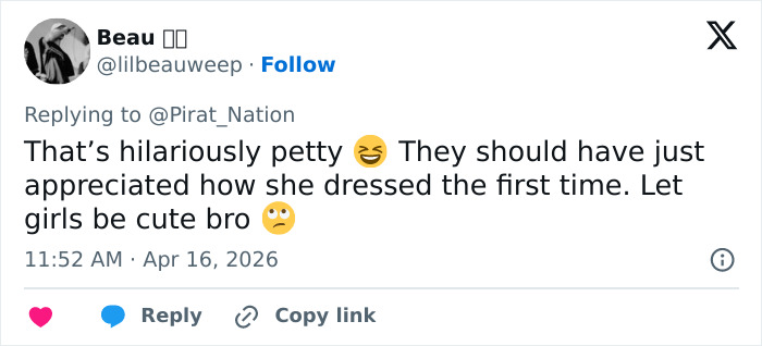 Tweet discussing esports host’s response to criticism over revealing outfit, highlighting support for her style choice. Tweet discussing esports host’s response to criticism over revealing outfit, highlighting support for her style choice.