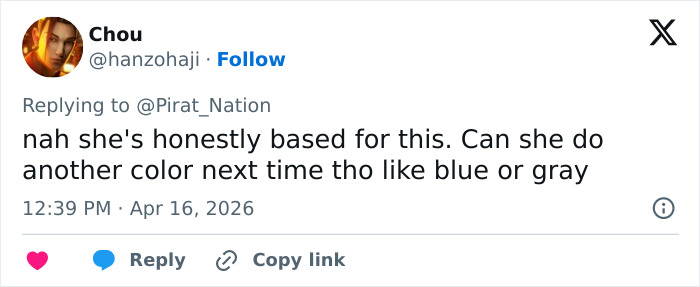 Screenshot of a Twitter reply praising esports host's confident response after trolls targeted her revealing outfit. Screenshot of a Twitter reply praising esports host's confident response after trolls targeted her revealing outfit.