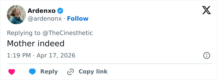 Anne Hathaway intervém para ajudar Michaela Coel a evitar o mau funcionamento do guarda-roupa no tapete vermelho