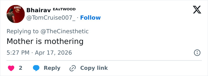 Anne Hathaway intervém para ajudar Michaela Coel a evitar o mau funcionamento do guarda-roupa no tapete vermelho