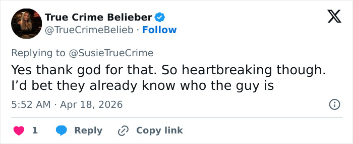 Captura de tela de uma resposta no Twitter discutindo a comovente descoberta dos restos mortais de uma mãe desaparecida encontrada por caminhantes.