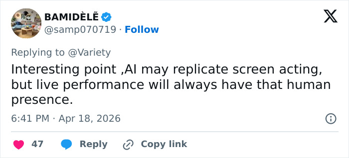 Tweet discutindo a presença humana insubstituível da performance ao vivo em meio ao debate na Internet sobre o comentário de Charlize Theron sobre Timothee Chalamet.
