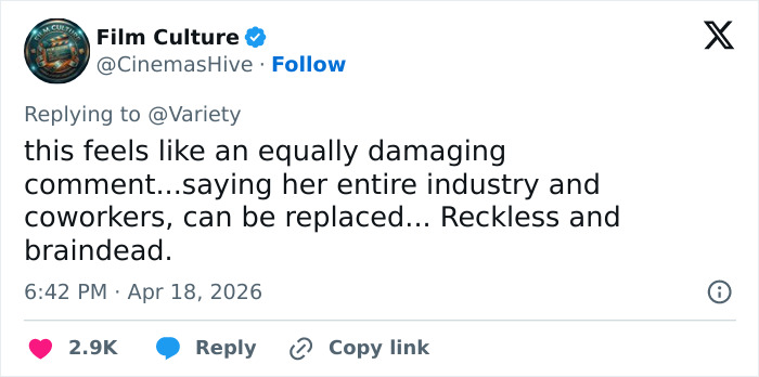 Tweet da Film Culture reagindo ao comentário brutal de Charlize Theron sobre o comentário do balé de Timothee Chalamet, gerando divisão na Internet.