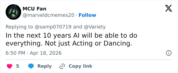 Tweet de MCU Fan discutindo a capacidade futura da IA ​​de atuar e dançar, relacionado à Internet dividida após o comentário de Charlize Theron.