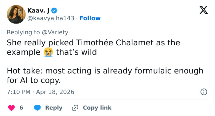 Tweet discutindo o comentário brutal de Charlize Theron sobre o comentário do balé de Timothée Chalamet, gerando debate na Internet.