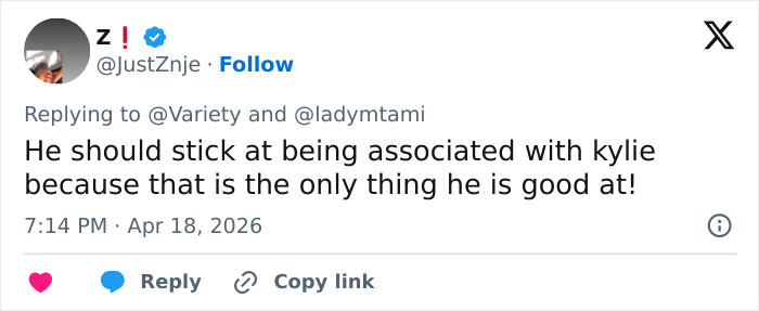 Captura de tela de um tweet mostrando a internet dividida após o comentário brutal de Charlize Theron sobre o comentário do balé de Timothee Chalamet.