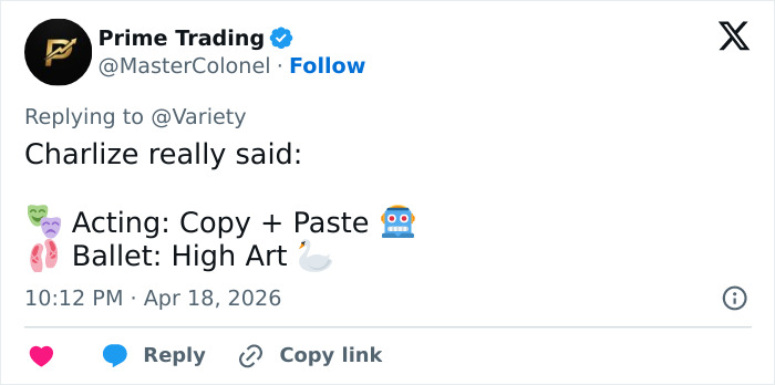 Tweet mostrando o comentário brutal de Charlize Theron sobre o comentário do balé de Timothee Chalamet, causando divisão na Internet.