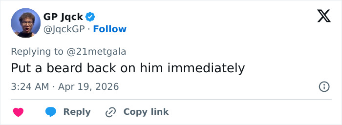 "O leite estragou": O novo visual do tapete vermelho de Adam Levine deixa os fãs atordoados