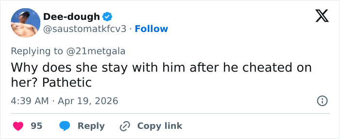 "O leite estragou": O novo visual do tapete vermelho de Adam Levine deixa os fãs atordoados