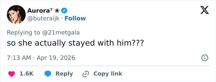 "O leite estragou": O novo visual do tapete vermelho de Adam Levine deixa os fãs atordoados