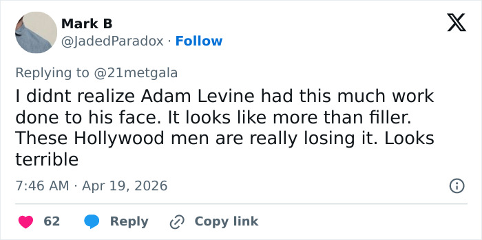 "O leite estragou": O novo visual do tapete vermelho de Adam Levine deixa os fãs atordoados