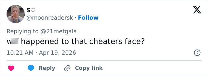 "O leite estragou": O novo visual do tapete vermelho de Adam Levine deixa os fãs atordoados