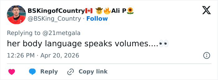 "O leite estragou": O novo visual do tapete vermelho de Adam Levine deixa os fãs atordoados