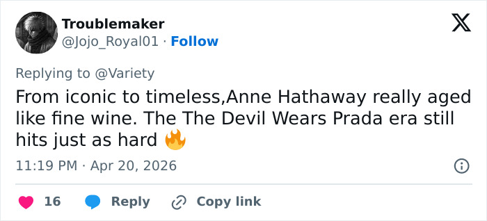 Anne Hathaway intervém para ajudar Michaela Coel a evitar o mau funcionamento do guarda-roupa no tapete vermelho