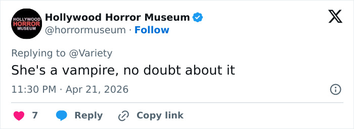 Anne Hathaway intervém para ajudar Michaela Coel a evitar o mau funcionamento do guarda-roupa no tapete vermelho