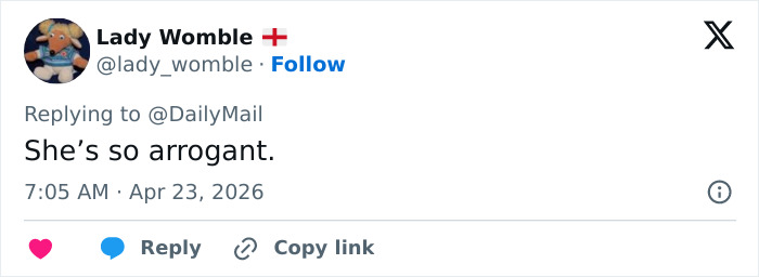 Um tweet de Lady Womble afirmando, "Ela é tão arrogante." Isso está relacionado ao rosto sério característico de Victoria Beckham.
