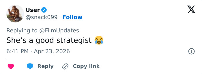 Anne Hathaway intervém para ajudar Michaela Coel a evitar o mau funcionamento do guarda-roupa no tapete vermelho